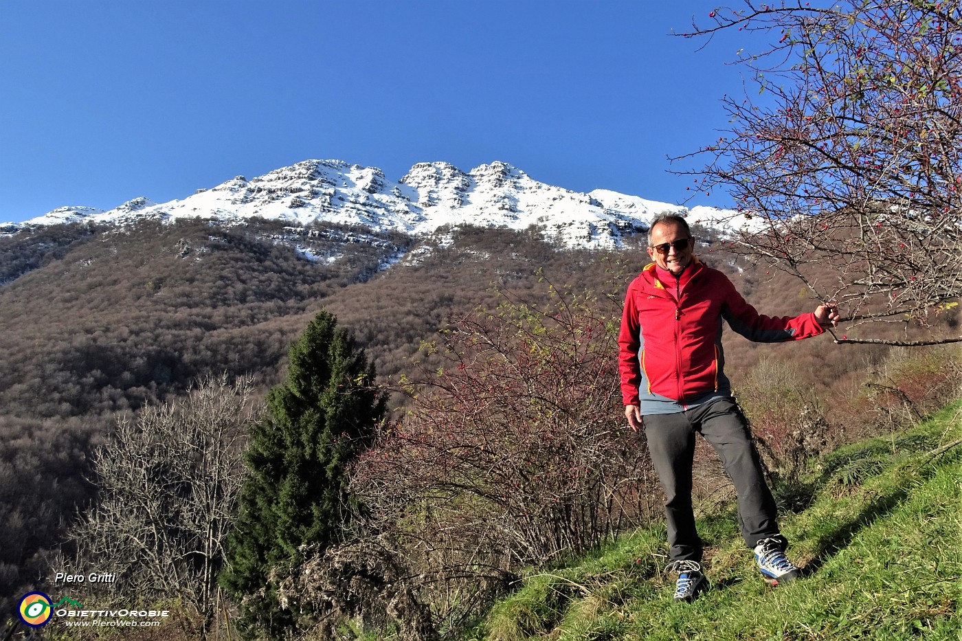 02 In Resegone...i caldi colori autunnali sulle boscose pendici, il bianco invernale della neve novembrina sulle creste !.JPG